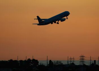 Kriza në Lindjen e Mesme godet aviacionin, a do të fluturojmë më shtrenjtë këtë verë?