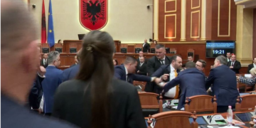 Përplasjet fizike dhe fyerjet në Kuvend, “Etika” vendos për Ballën, Bardhin dhe Balliun