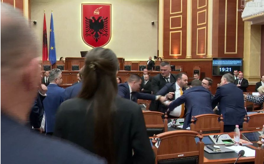 Përplasjet fizike dhe fyerjet në Kuvend   Etika  vendos për Ballën  Bardhin dhe Balliun