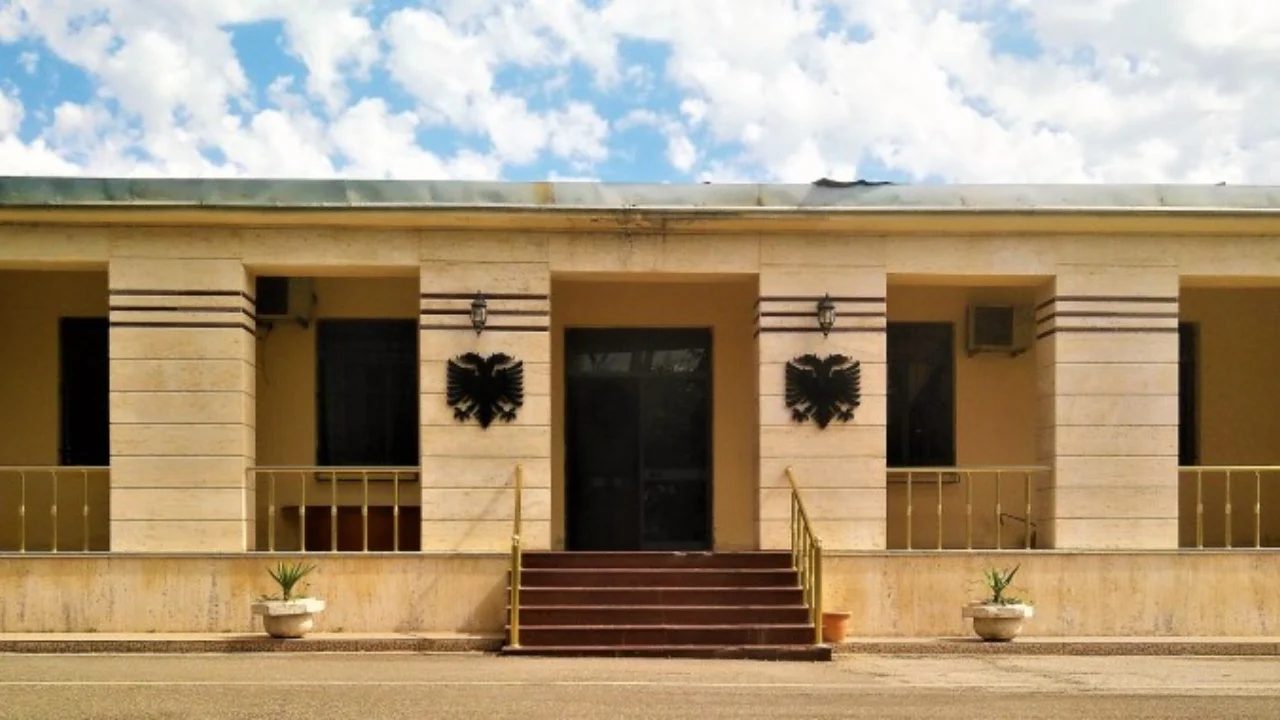 Iu gjetën kanabis në ndërtesë  Drejtoria e Burgjeve pezullon nga detyra Bilal Hasën