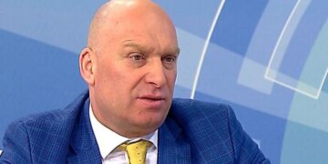 “Ambicie e tepruar e 10 personave për t’u bërë kryetar”, ish-ministri Demiraj: Nëse ikën Berisha, shpërbëhet PD