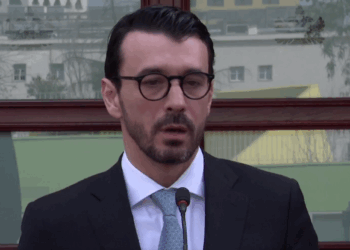 Taksa e qarkullimit, Karakaçi: Modeli aktual është më i drejtë, Shqipëria nuk rrezikohet nga furnizimi përmes Hormuzit