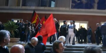 Protesta/ Akuzat për integrimin, Berisha zëvendëson flamujt e SHBA-së me ato të Gjermanisë dhe BE-së