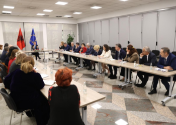 Ministri Hoxha mbledh shtabin e posaçëm, ja masat e para për sigurinë e shqiptarëve në Lindjen e Mesme