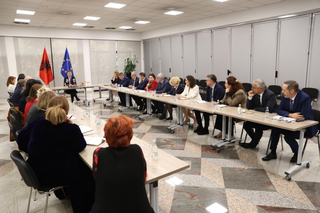 Ministri Hoxha mbledh shtabin e posaçëm  ja masat e para për sigurinë e shqiptarëve në Lindjen e Mesme