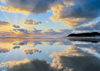Plazhi që “transformohet” në pasqyrë, fenomeni unik në Japoni që po mahnit botën
