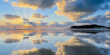 Plazhi që “transformohet” në pasqyrë, fenomeni unik në Japoni që po mahnit botën