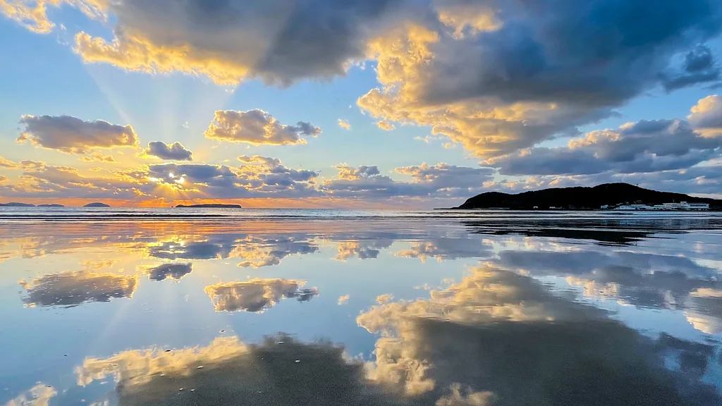 Plazhi që  transformohet  në pasqyrë  fenomeni unik në Japoni që po mahnit botën