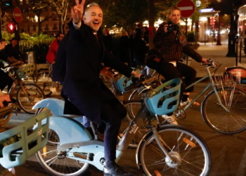 Parisi në duart e së majtës, kush është lideri i ri që ‘befasoi’ Francën?