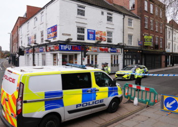 FOTO / Makina ‘merr para’ këmbësorët në qytetin britanik, çfarë raportohet