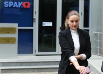 Shuhen masat e sigurisë ndaj Ajola Xoxës. GJKKO i lejon daljen jashtë vendit. S’ka më as detyrim paraqitje