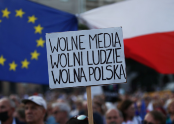 Propagandë?! Pse liderët e djathtë të Evropës janë ‘të nxehur’ me median publike