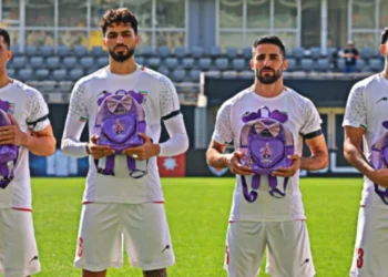 Kombëtarja e Iranit del në fushë me çanta fëmijësh, homazh për 165 vajzat që vranë amerikanët