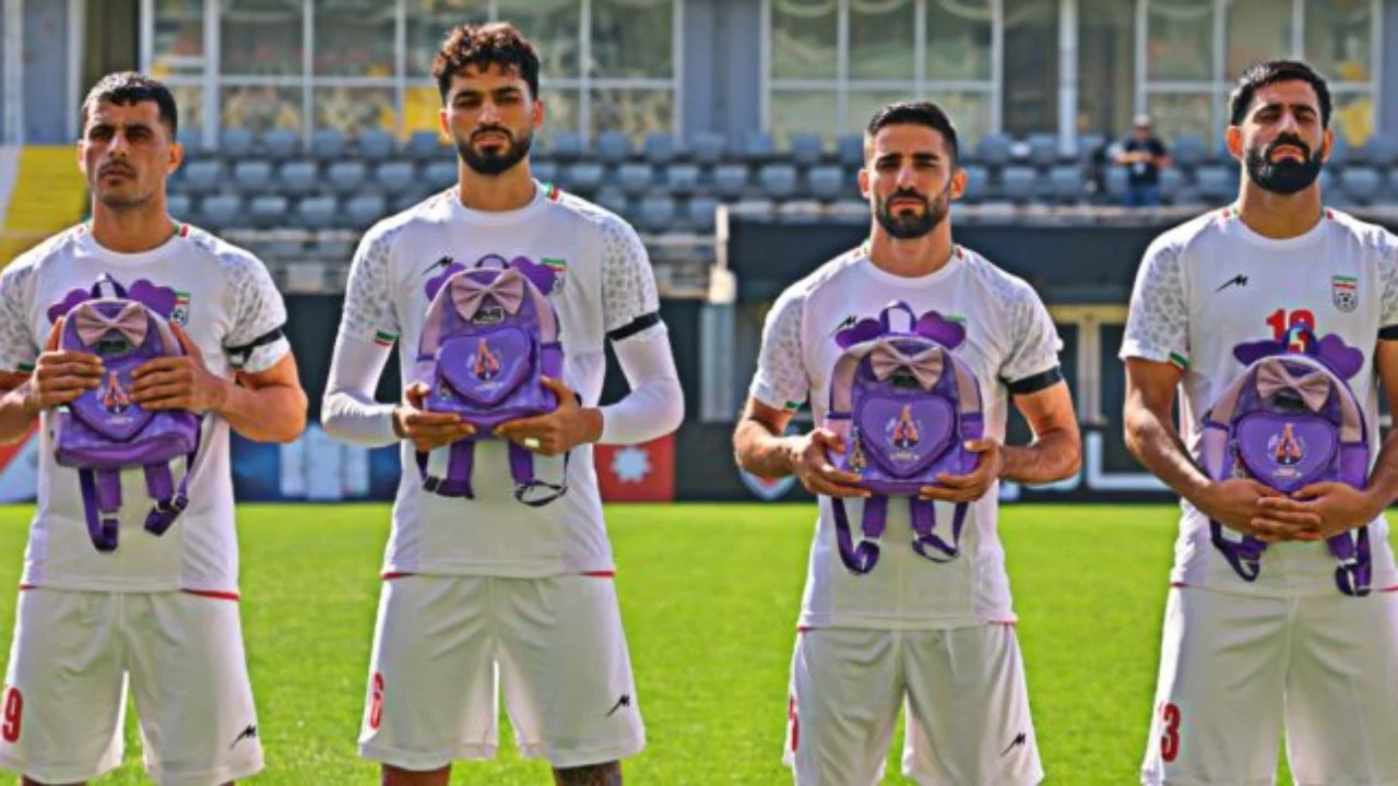 Kombëtarja e Iranit del në fushë me çanta fëmijësh  homazh për 165 vajzat që vranë amerikanët