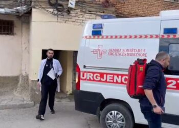 Tjetër dramë për familjen korçare, vajza e mitur tenton përsëri vetëvrasjen me hedhje nga pallati, e shpëton banori!