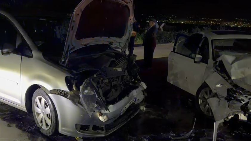 Aksident me disa të plagosur në aksin Fier Patos   Wolsvagen  dhe  Tuareg  përplasen  kokë më kokë 