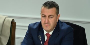 Deputeti i PS, Komici: : Burgjet po mbushen me të padënuar, mund të gjykoheshin edhe në gjendje të lirë