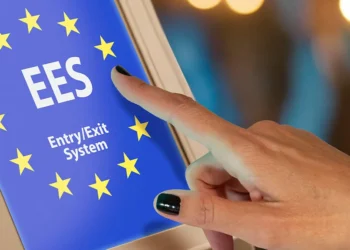 Kaos në aeroportet e Evropës, sistemi i ri kufitar sjell radhë me orë të tëra për udhëtarët jo-evropianë