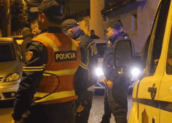 Të shtënat me armë zjarri pranë Policisë, arrestohet shoferi dhe pasagjeri 17-vjeçar