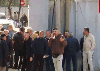 Banorët e Rrjollit protestë para SPAK, kërkojnë hetim për dosjen e pronave