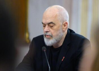 ‘Në Sofrën e Hënës’/ Kryeministri Rama promovon librin e tij të ri me fjalimet e mbajtura në iftare ndër vite