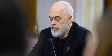 ‘Në Sofrën e Hënës’/ Kryeministri Rama promovon librin e tij të ri me fjalimet e mbajtura në iftare ndër vite