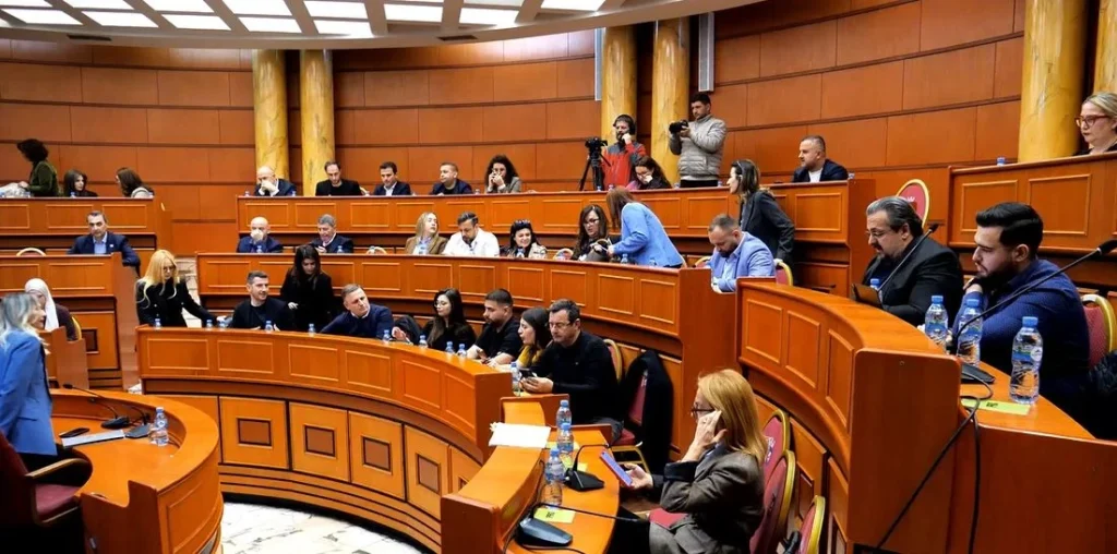 Mblidhet Këshilli Bashkiak i Tiranës, 230 familje përfitojnë ndihmë ekonomike, shtohen fondet për studentët dhe pensionistët