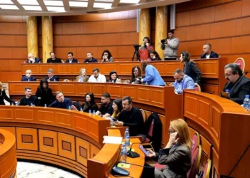 Mblidhet Këshilli Bashkiak i Tiranës, 230 familje përfitojnë ndihmë ekonomike, shtohen fondet për studentët dhe pensionistët