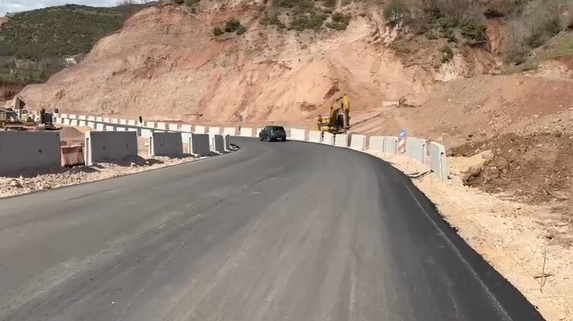Rikthehet normalisht qarkullimi në rrugën Librazhd Prrenjas  shtrohet me asfalt aksi i dëmtuar