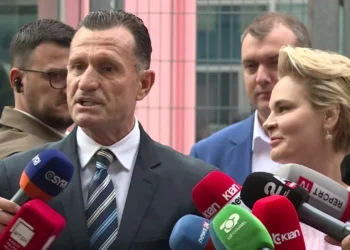 “Zoti Kryemadhi”, avokati i Metës bën lapsus, ndërhyn Monika: Jam zonja, o shoku…