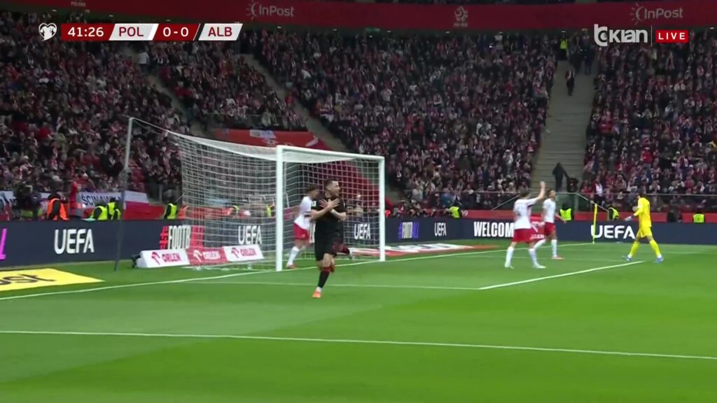 Gol Shqipëria  Arbër Hoxha shënon në Varshavë  shfrytëzon gabimin e mbrojtjes polake