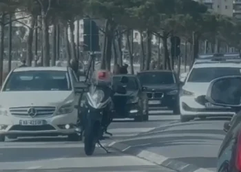 E rëndë në Vlorë/ Tre persona dhunojnë pronarin e një lokali në Lungomare, dërgohet me urgjencë në spital