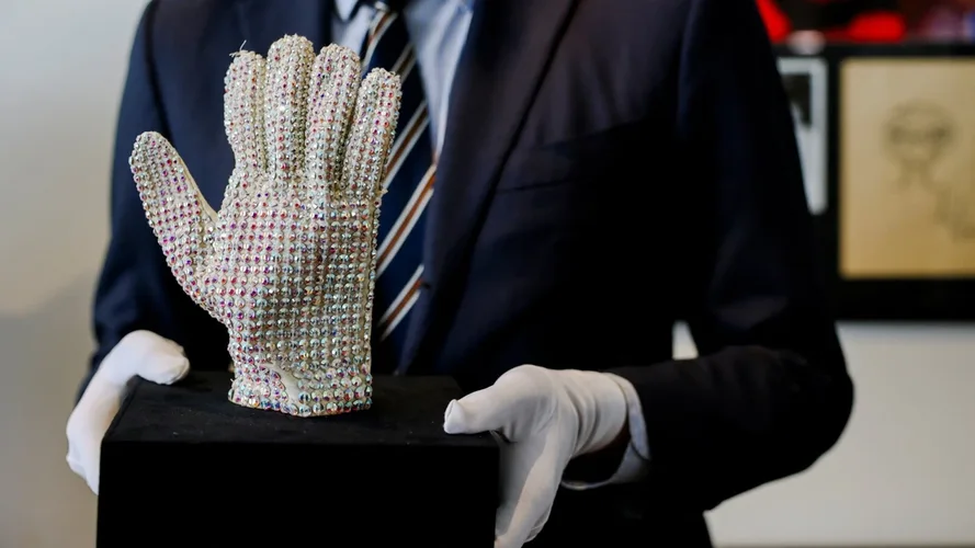 sendet-e-michael-jackson-dalin-ne-ankand-doreza-ikonike-e-turneut-bad-arrin-vlera-marramendese-foto