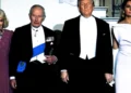 Video/ Momenti i sikletshëm në darkën me Mbretin Charles, Melania i heq dorën Trump gjatë fotos me monarkun britanik