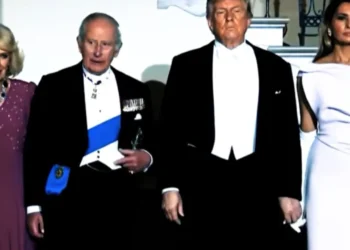 Video/ Momenti i sikletshëm në darkën me Mbretin Charles, Melania i heq dorën Trump gjatë fotos me monarkun britanik