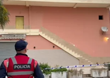 Ngjarje e rëndë në Vlorë, fëmija trevjeçar bie nga ballkoni i katit të katërt, ndërron jetë në spital