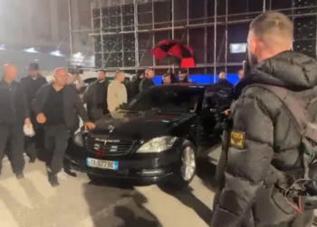 Pas nisjes së tensioneve, Berisha futet me shpejtësi në makinë, largohet nga protesta