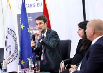 Ministri Hoxha, me studentët në Durrës: Rruga e Shqipërisë drejt BE, e pandashme nga angazhimi i të rinjve