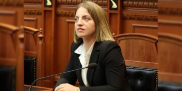 ‘S’kam me e lëshue gegnishten teme’, Koçeku u përgjigjet kritikave për të folurën në dialekt: Nëse duhet rri në gardhin tim dhe…