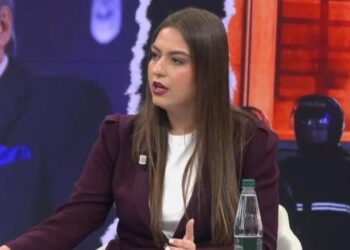 Protesta e PD/ Sara Mila ‘sulmon’ Berishën: Kërkon të djegë Shqipërinë! Përdor të miturit për qëllimet e veta dhe ‘nxin’ vendin në sytë e botës