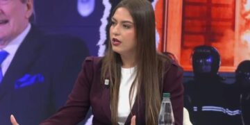 Protesta e PD/ Sara Mila ‘sulmon’ Berishën: Kërkon të djegë Shqipërinë! Përdor të miturit për qëllimet e veta dhe ‘nxin’ vendin në sytë e botës