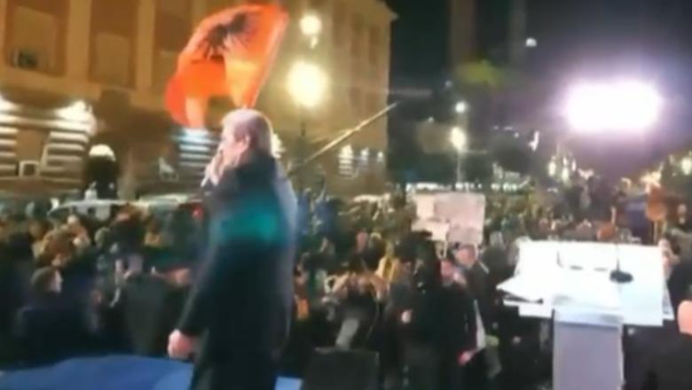 Protesta e PD  reagon Balla  Përdorimi i flamurit kombëtar nga Berisha për të lajmëruar hedhjen e molotovëve   vulë turpi 