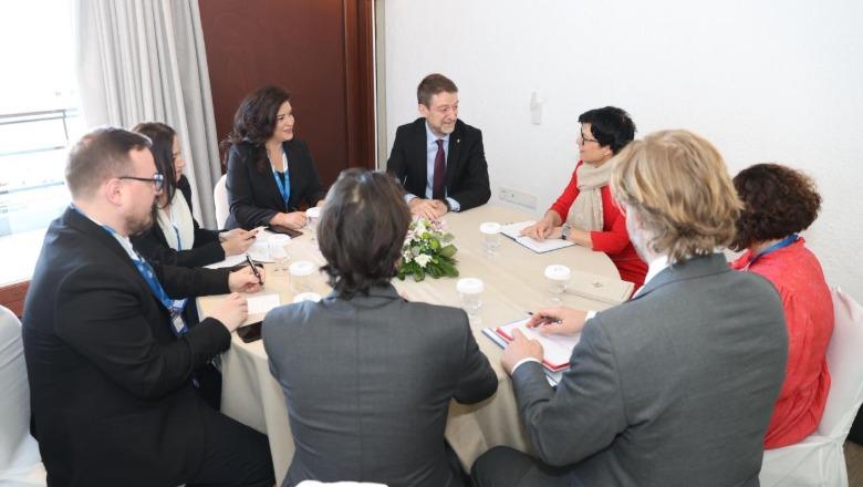 Ministri Hoxha takim në Delfi me komisioneren Marta Kos  Punë intensive dhe koordinim në funksion të procesit të anëtarësimit të Shqipërisë në BE