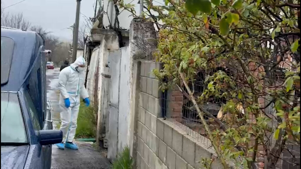 Gjendet i pajetë dhe me shenja dhune 78 vjeçari në Korçë