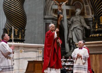 Pashkët katolike, Papa Leoni mban kryqin në të gjitha stacionet për herë të parë pas tre dekadash