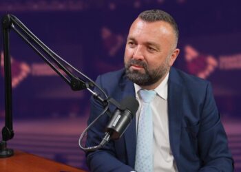 Nga Savra në “America’s Best Doctor”, rrugëtimi i jashtëzakonshëm i neurokirurgut shqiptar Gentian Toshkezi (VIDEO)