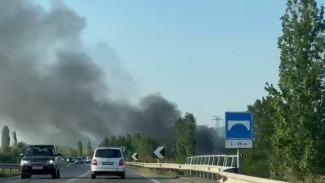 Tymi pushton aksin Lezhë Milot  digjen sërish goma dhe kabllo në brigjet e Matit