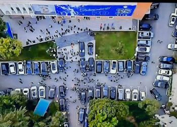 FOTO-LAJM/ Protesta e PD, më shumë Range Rover se protestues! Pamje nga oborri i selisë blu