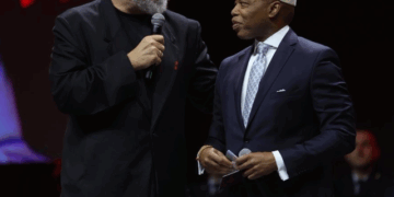 Rama i dorëzon pasaportën shqiptare ish-kryebashkiakut të New York-ut: Shpejt do të mësojmë edhe gjuhën