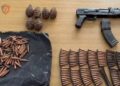 Ktheu shtëpinë në depo armatimi, arrestohet 62-vjeçari! Sekuestrohet 1 kallashnikov, qindra fishekë, 6 granata dhe 5 ndezëse detonatorësh